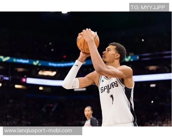 文班亚马半场表现稳健12分2板2助1帽但空位投篮未能把握机会